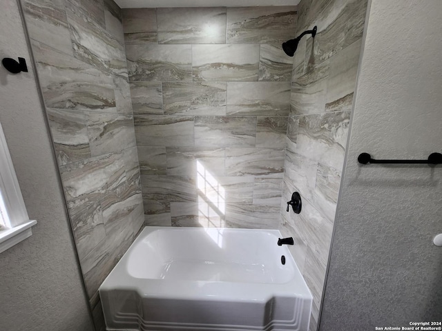 bathroom featuring tiled shower / bath