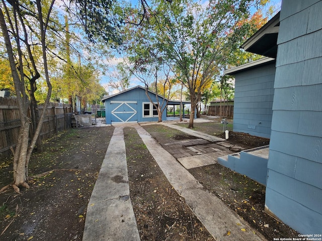 view of yard featuring a shed