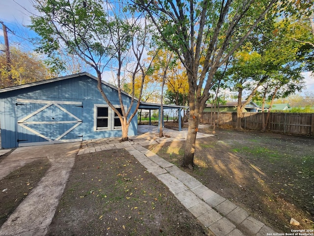 view of yard with an outdoor structure