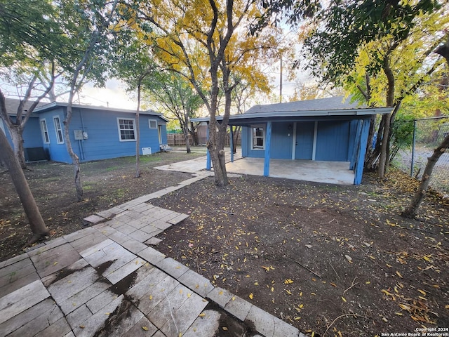 view of yard featuring a patio area