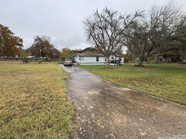 manufactured / mobile home with a front yard