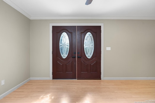 entryway featuring light hardwood / wood-style floors, ceiling fan, and ornamental molding