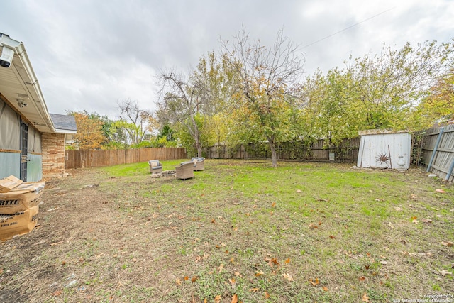 view of yard featuring a storage shed