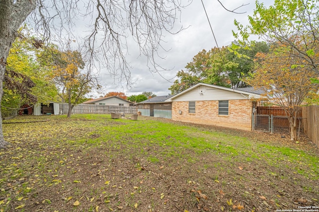 view of yard featuring a storage shed