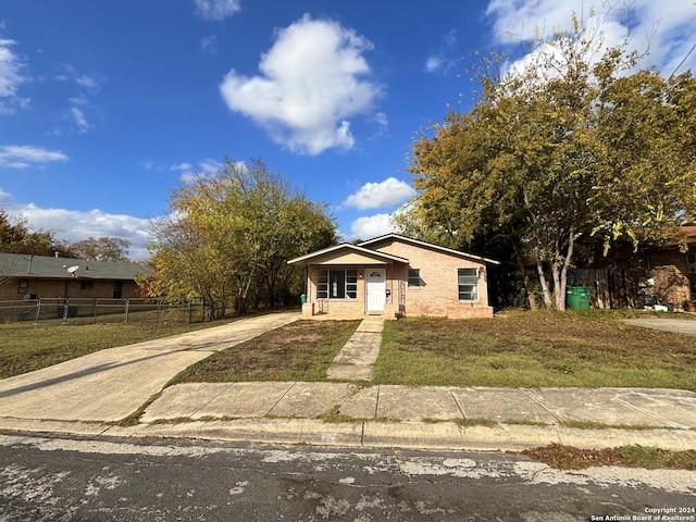 view of front of house featuring a front yard