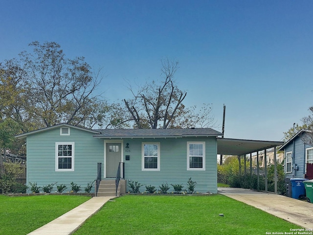 view of front of property featuring a front yard and a carport