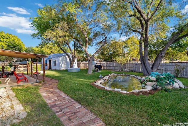 view of yard featuring an outbuilding