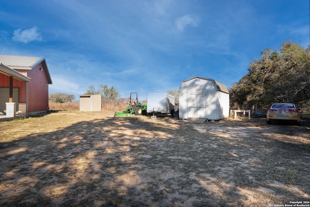 view of yard with a storage unit