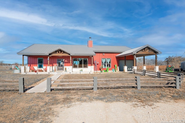 view of front of property featuring an outdoor structure