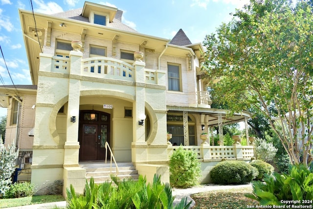 view of front of home featuring a porch and a balcony