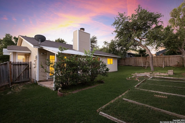 view of yard at dusk