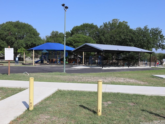 12047 Stoney Brg, San Antonio, TX 78247 - view of property's community featuring a lawn