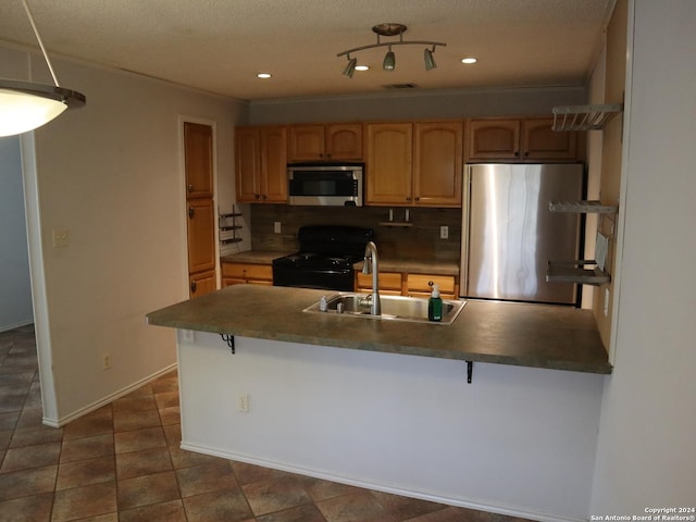 kitchen with backsplash, stainless steel appliances, a breakfast bar area, and sink