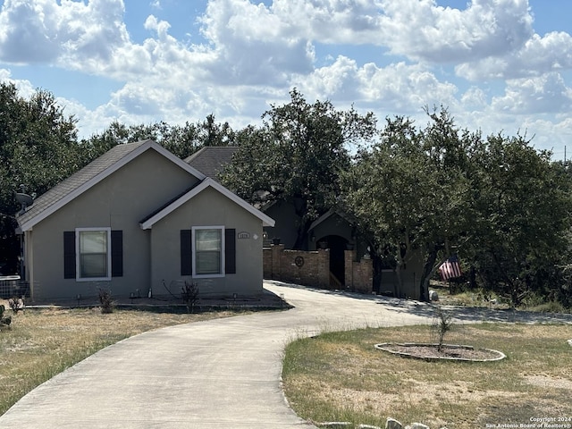 single story home featuring a front lawn