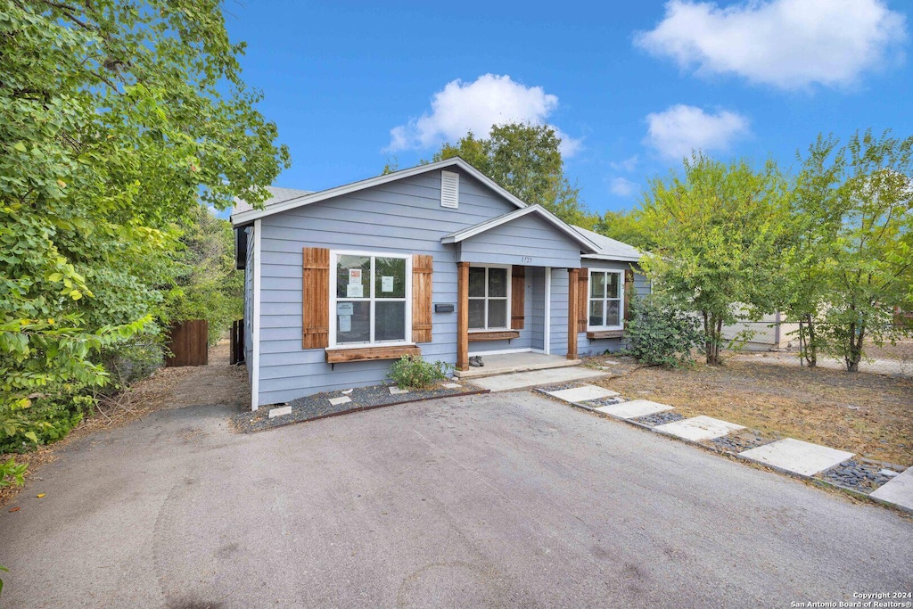 bungalow-style house with fence