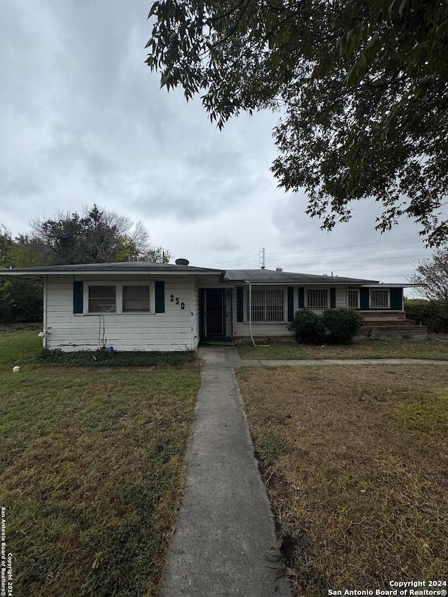 single story home with a front lawn