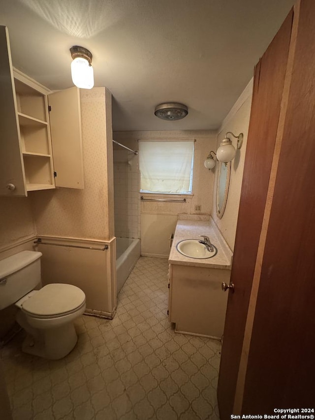 full bathroom with vanity, toilet, and tiled shower / bath