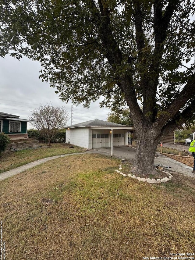 view of front of property featuring a front lawn