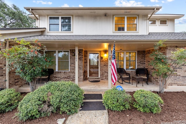 view of front of property featuring covered porch