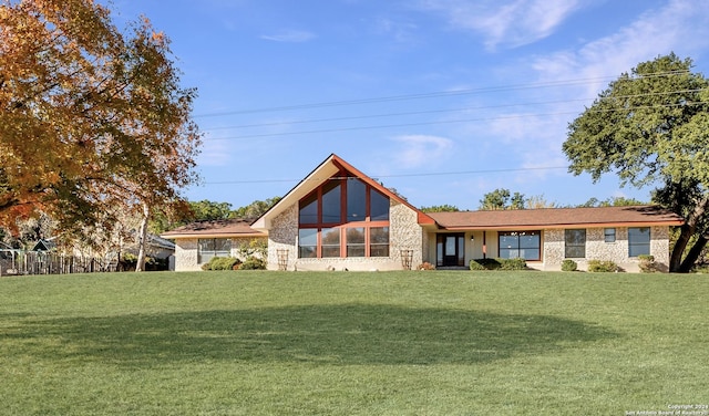 view of front of home featuring a front yard