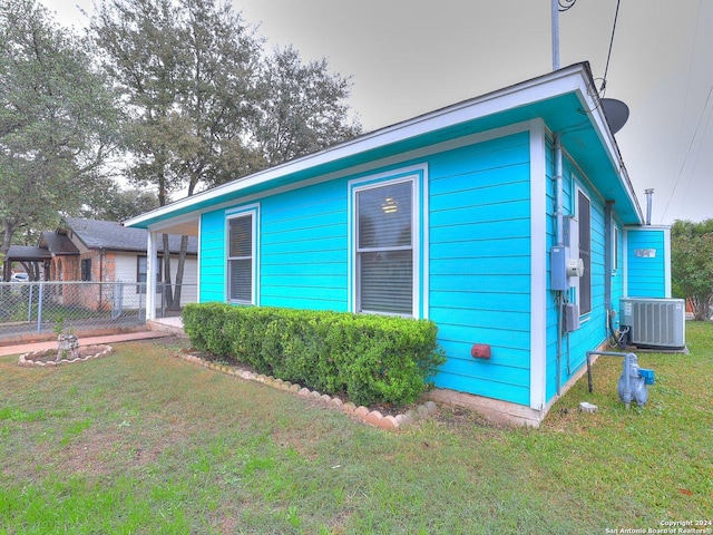 view of front of property featuring central air condition unit and a front yard