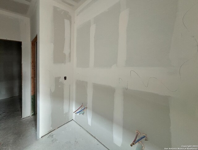 bathroom featuring concrete floors