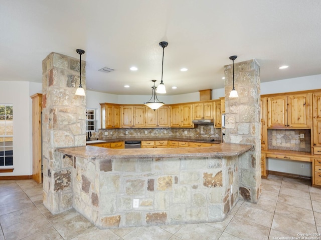 kitchen with tasteful backsplash, kitchen peninsula, and pendant lighting