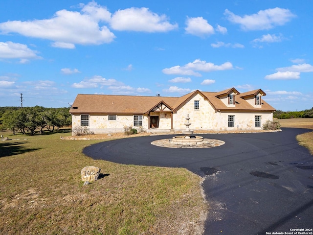 view of front of house featuring a front yard