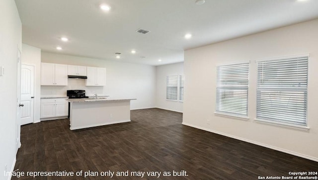 kitchen featuring black stove, a kitchen island with sink, sink, dark hardwood / wood-style floors, and white cabinetry