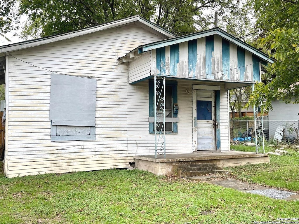 view of front facade with a front yard