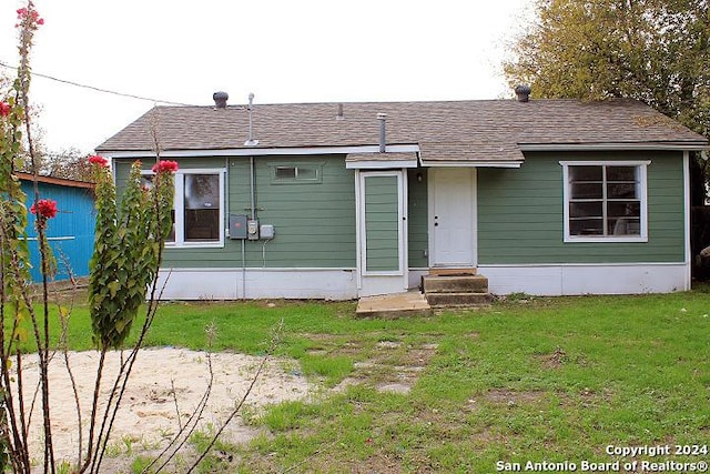 back of house featuring a yard