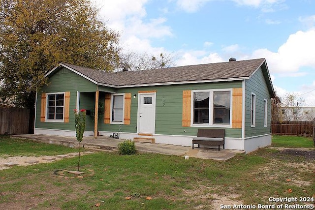 view of front of property featuring a front yard