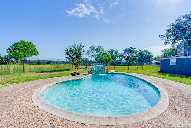 view of swimming pool with pool water feature and a lawn