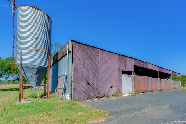 view of outdoor structure