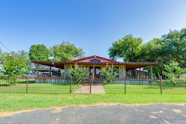 view of front of home featuring a front lawn