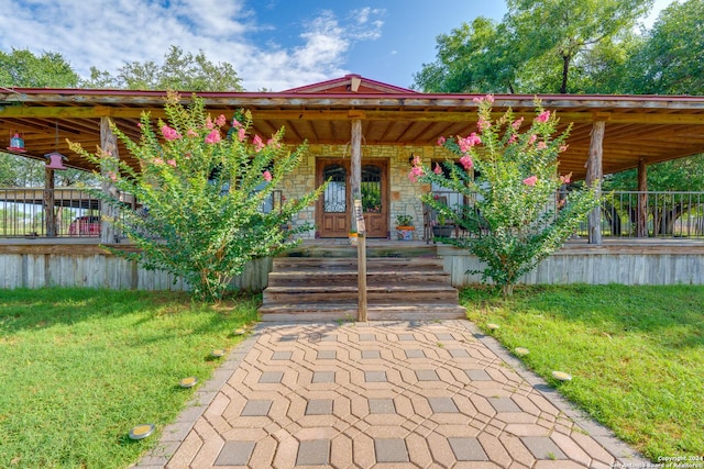 view of front facade featuring a front lawn and a porch