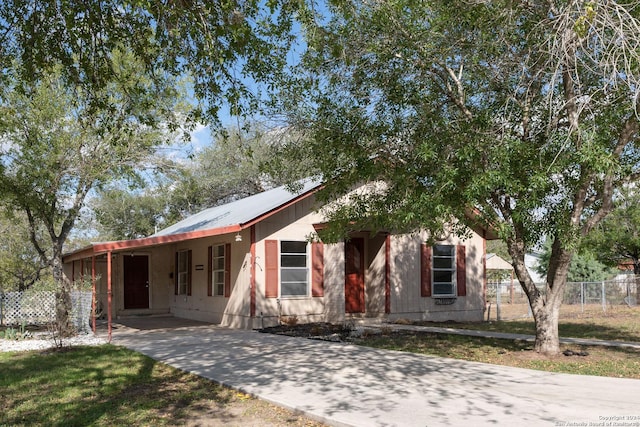 view of front facade with a carport