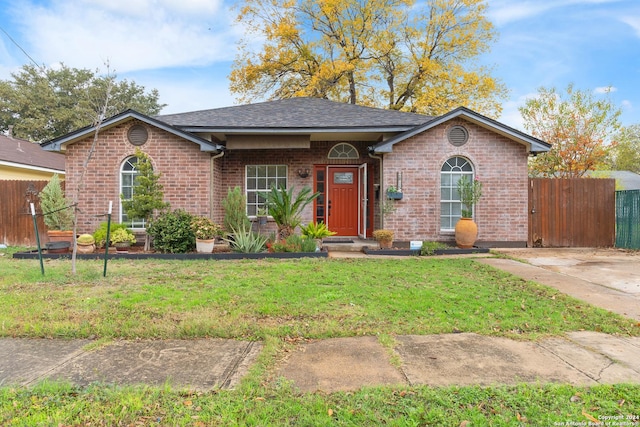 single story home featuring a front lawn