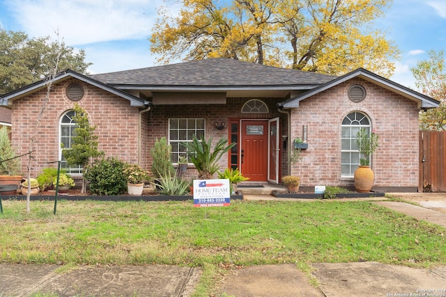 ranch-style home featuring a front lawn