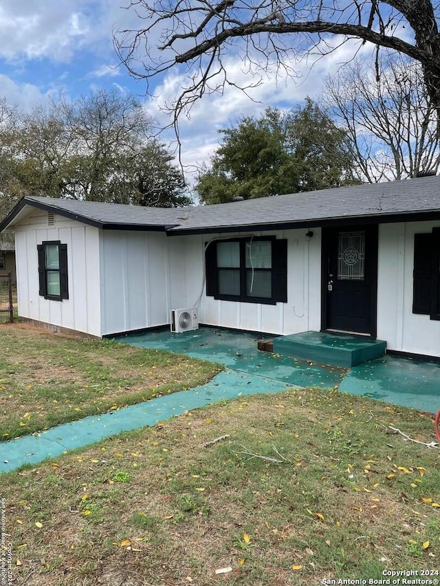 ranch-style house featuring a front lawn