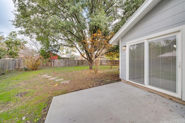 view of yard featuring a patio