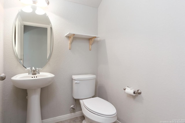 bathroom featuring toilet and sink