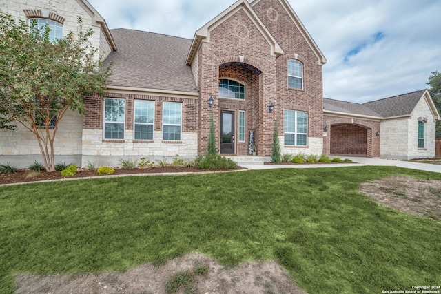 view of front of home featuring a front yard