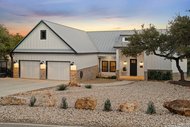 view of front facade featuring a garage and a porch