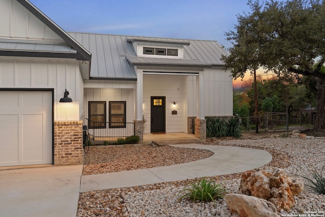 view of front of home featuring a porch and a garage