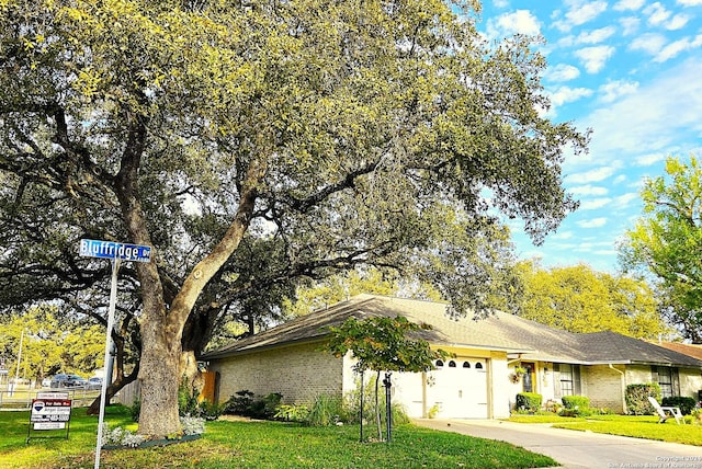 ranch-style home featuring a front lawn and a garage