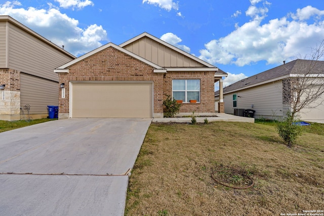 view of front of home featuring a front yard and a garage