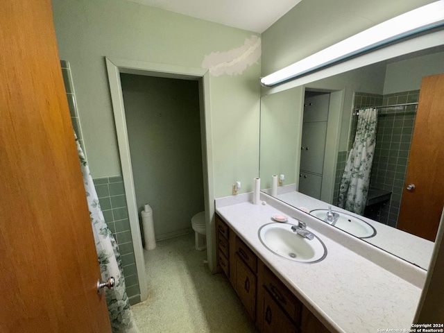 bathroom featuring a shower with curtain, vanity, and toilet