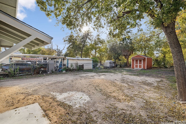 view of yard with a storage unit