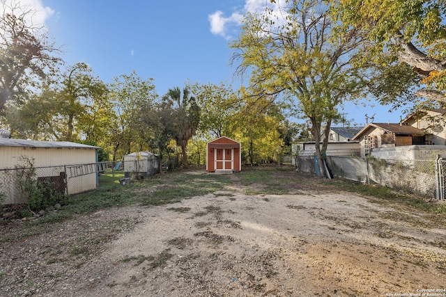 view of yard with a shed